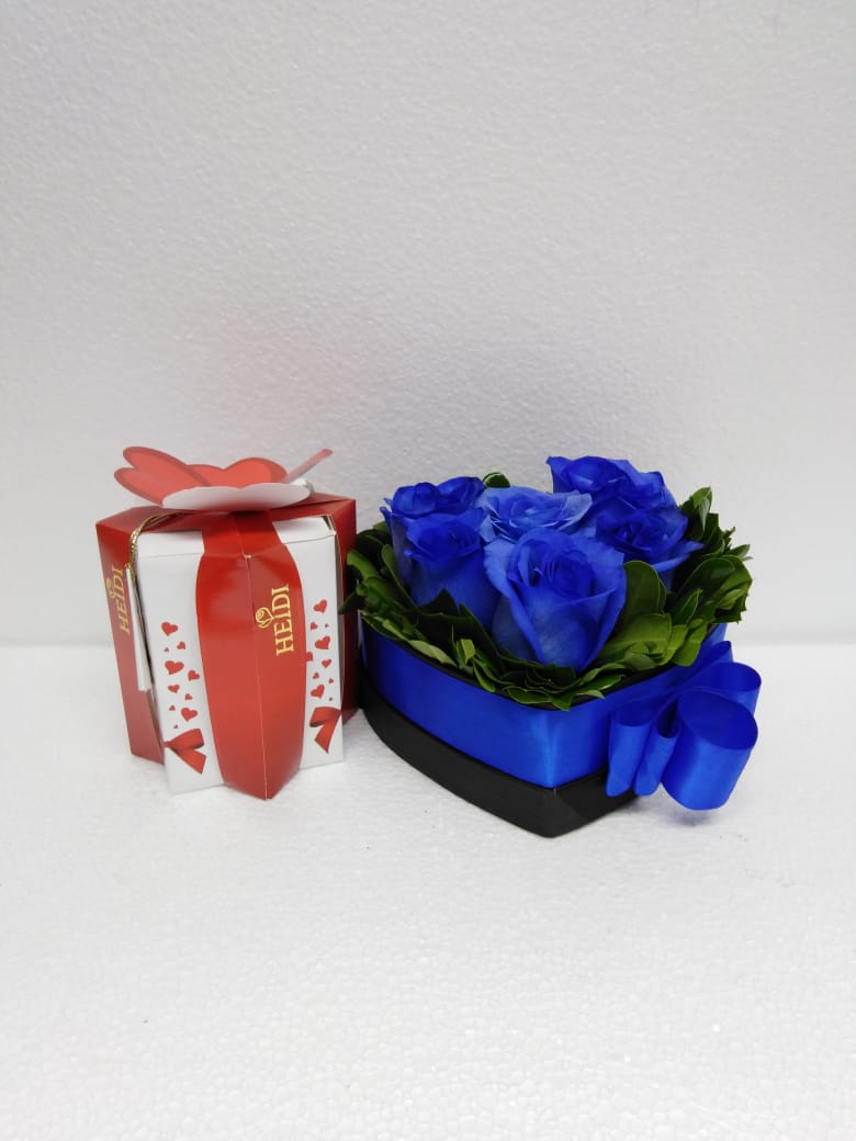 6 Rosas Azules en Caja Coraz�n y Bombones Heidi Bouquet de 140 Grs